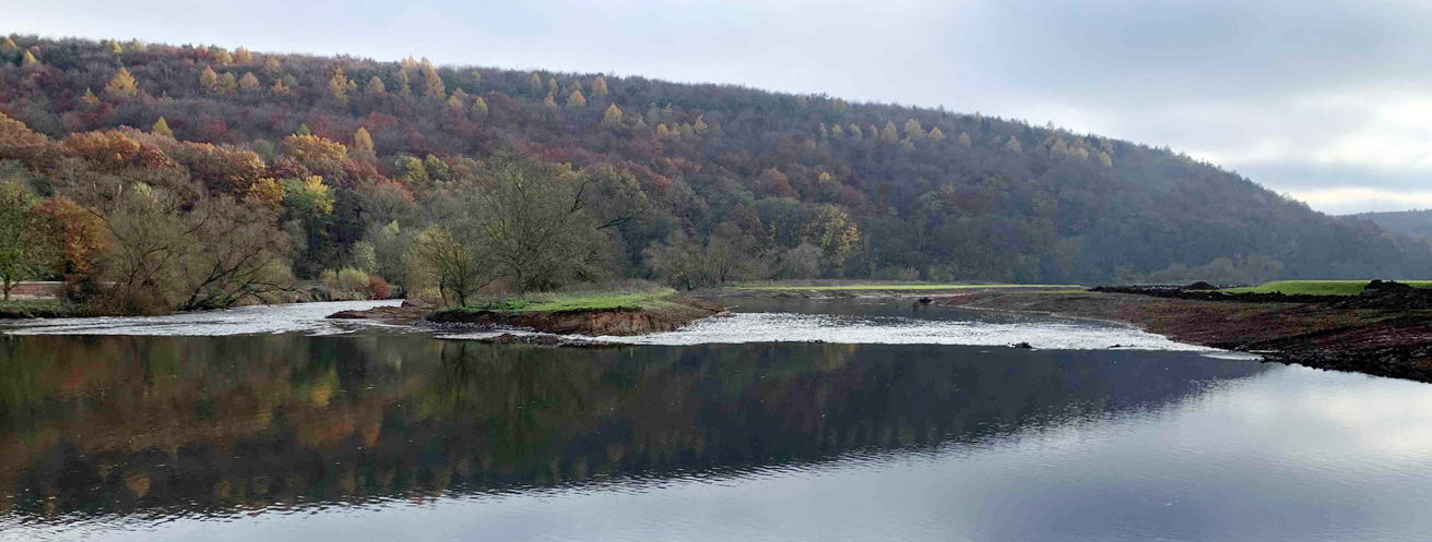 Neuangelegter Abschnitt des Medebaches unmittelbar nach Abschluss der Erdarbeiten (2011)