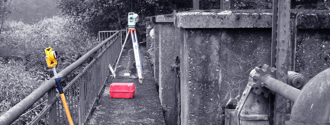 Vermessungsarbeiten am Oese-Wehr oberhalb von Menden